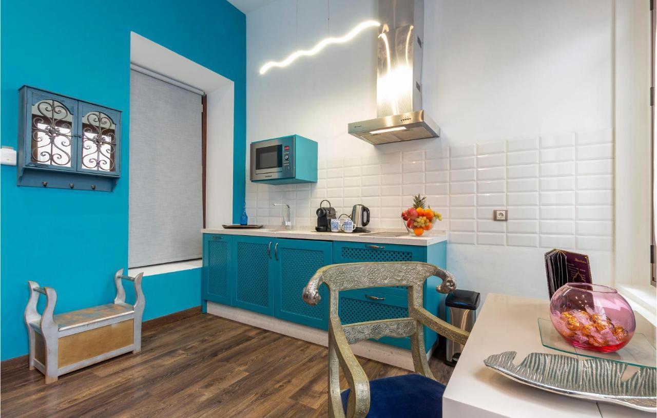 Amazing In With Kitchenette